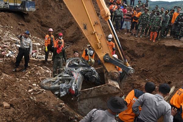  LONGSOR PONOROGO : Ada Retakan, Warga Desa Dayakan Mengungsi