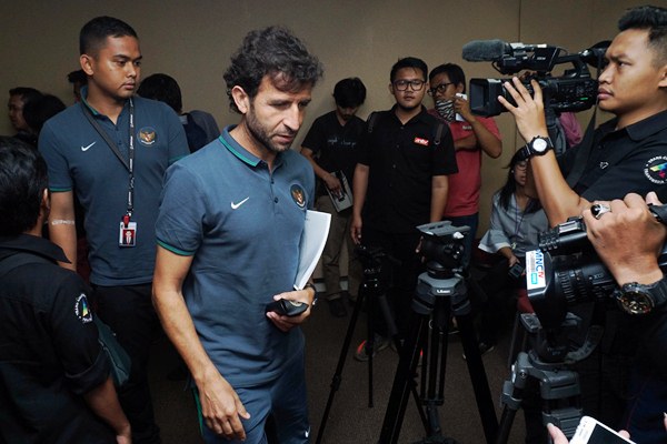  Luis Milla, Pelatih Timnas Indonesia \'Marah\' Soal Stadion Patriot