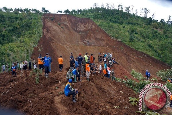  LONGSOR PONOROGO: BPBD Memperluas Zona Pencarian Korban