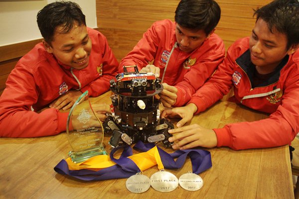  Mahasiswa UMM Juara Satu Kontes Robot di Amerika