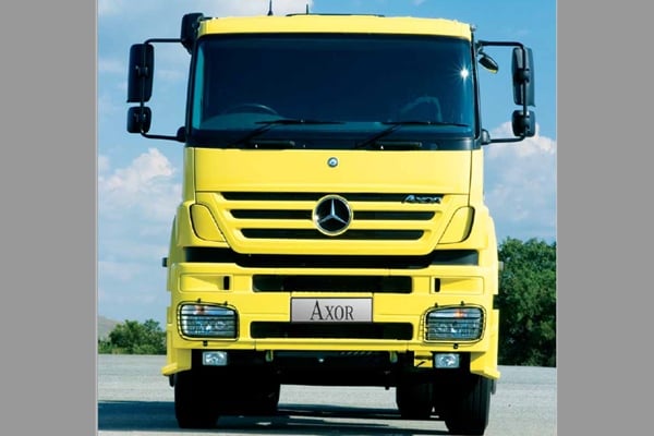  Mercedes Benz Kenalkan 4 Truk Baru di Balikpapan