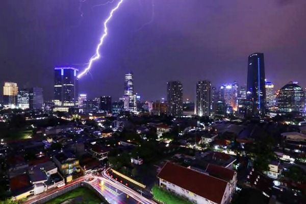  Petir Menyambar Langit Jakarta