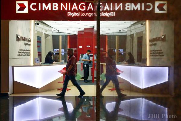 Karyawan beraktivitas di kantor cabang CIMB Niaga di Jakarta, Jumat (17/2)./JIBI-Abdullah Azzam