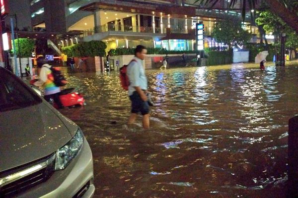  Hujan Lebat, Genangan Air Rambah Permukiman Warga dan Apartemen di Jakarta dan Bekasi