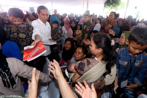  FOTO: Kunker di Bandung, Jokowi Serahkan Kartu Bantuan Sosial di Taman Pandawa