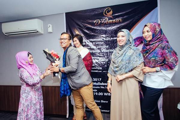  Desainer Lokal Asal Jogja Rilis Koleksi Pashmina Hijab Batik