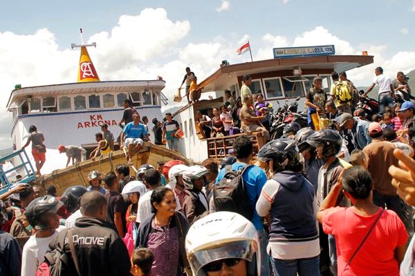  Peziarah Padati Pelabuhan Larantuka