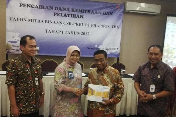  Phapros Menyalurkan Dana Kemitraan Rp905 Juta