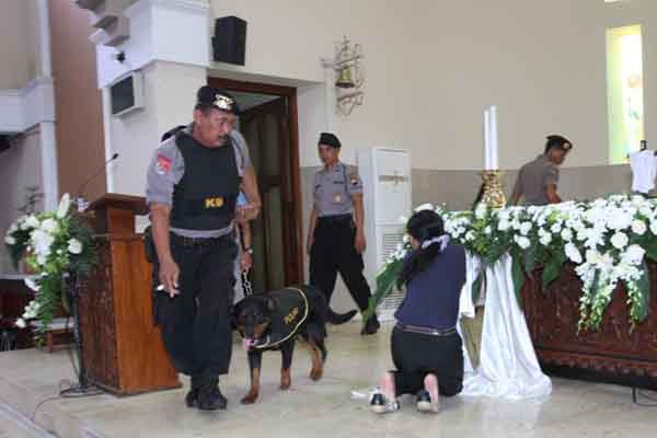  Polres Kudus Lakukan Sterilisasi Pengamanan Gereja