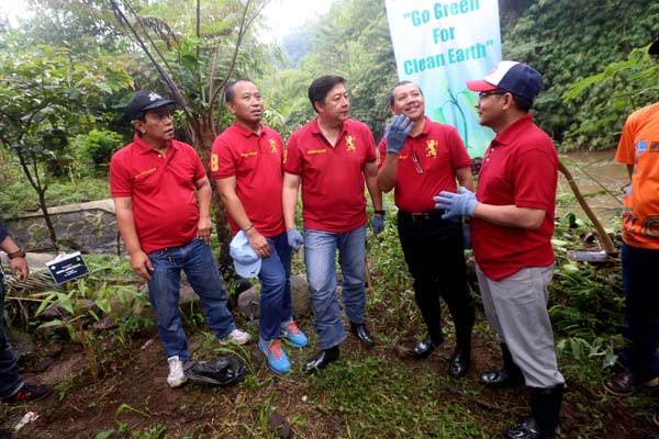  FOTO: Iwa Karniwa dan Perbanas Jawa Barat Tanam 1.000 Pohon Bambu di Hulu Sungai Cikapundung