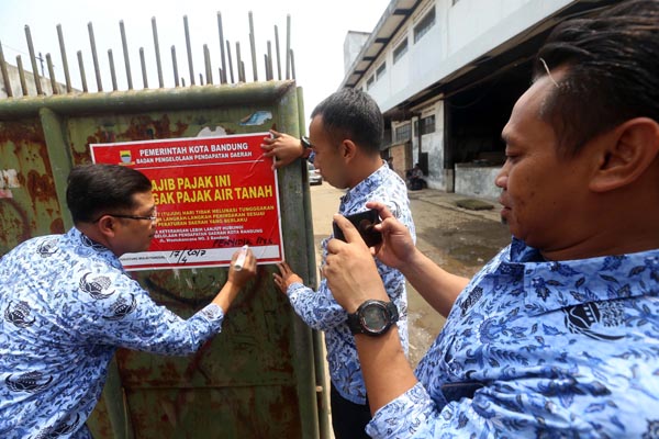  FOTO: Tunggak Pajak Air Tanah, Pabrik Es Disegel Pemkot Bandung