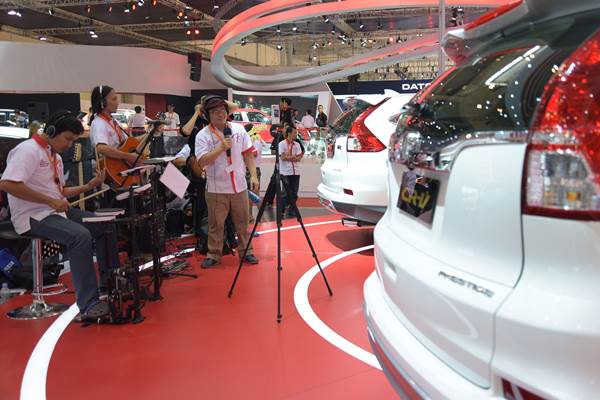 Sejumlah pemusik memainkan sejumlah lagu yang suaranya dapat dinikmati layaknya konser dalam mobil New Honda CR-V 2.4L versi Fender audio di booth Honda GIIAS 2015 , ICE , Serpong, Tangerang Selatan, Selasa (25/8)./Antara