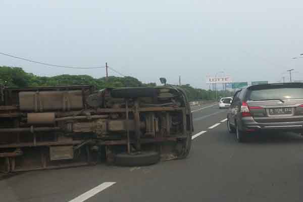  Truk Terguling di Tol Sedyatmo, Lalu Lintas Tersendat