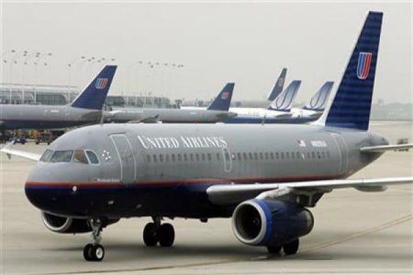  United Airlines Turunkan Sepasang Calon Pengantin