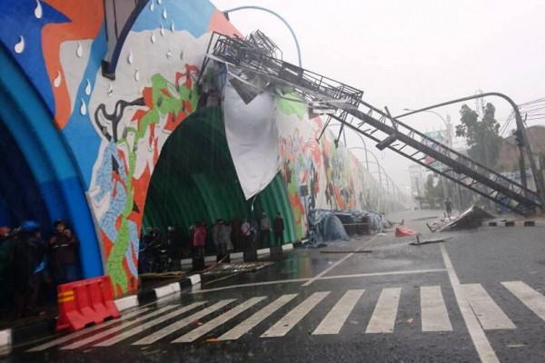  Hujan Angin di Kota Bandung, Papan Reklame Flyover Antapani Roboh