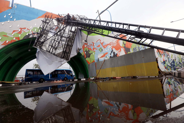  FOTO: Bandung Dilanda Hujan Angin, Reklame Raksasa Roboh di Jembatan Pelangi Antapani