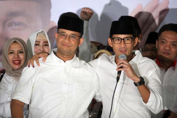  Senyum Kemenangan Anies Baswedan - Sandiaga Uno