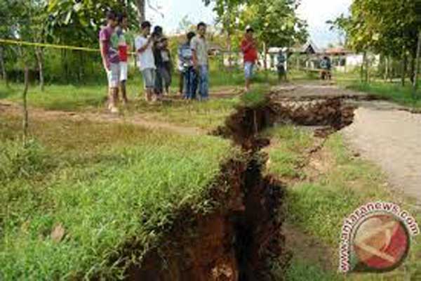  Tanah Retak di Gayam Tak Berkembang, Warga Tetap Waspada