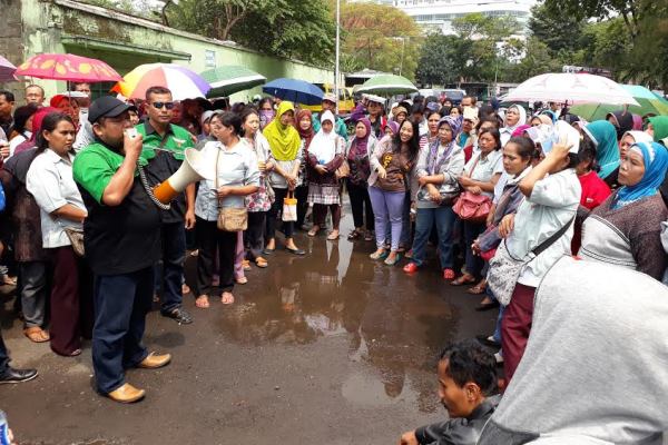 Ketua Pimpinan Unit Kerja Serikat Pekerja Simoplas Grup Ahmad Zainudin (kedua kiri) memberikan penjelasan kepada ratusan karyawan PT Simoplas yang dirumahkan. Mediasi di kantor Dinas Tenaga Kerja Semarang menemui jalan buntu setelah perusahaan menawarkan kompensasi yang di bawah permintaan karyawan, Rabu (19/4/2017).
