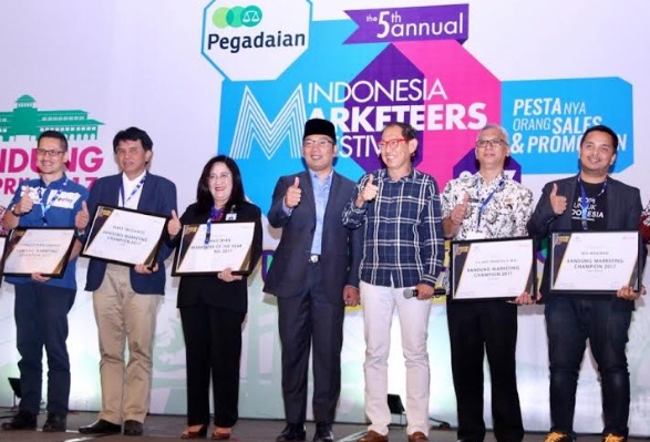  Dirut BJB Sabet Marketeer of the Year &amp; Bandung Marketing Champion 2017