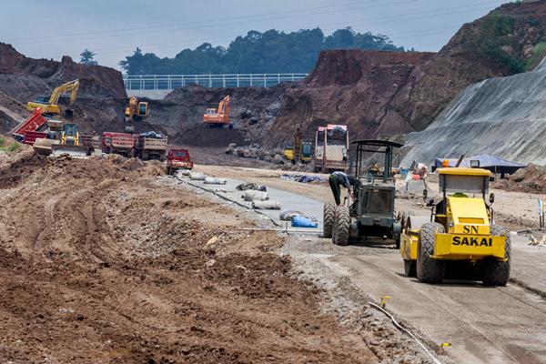  Dampak Harga Komoditas: 2017, Pembiayaan Alat Berat Berpotensi Naik