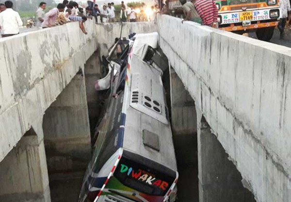  Bus Terjun ke Sungai di India, 44 Penumpang Tewas