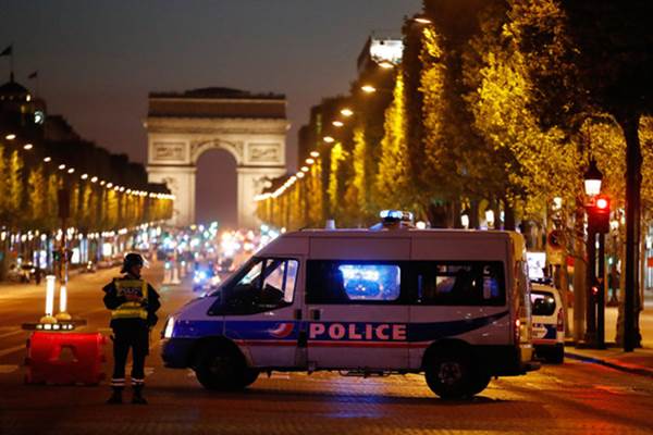  Teroris Kembali Serang Prancis, Dua Polisi Ditembak di Champs Elysees