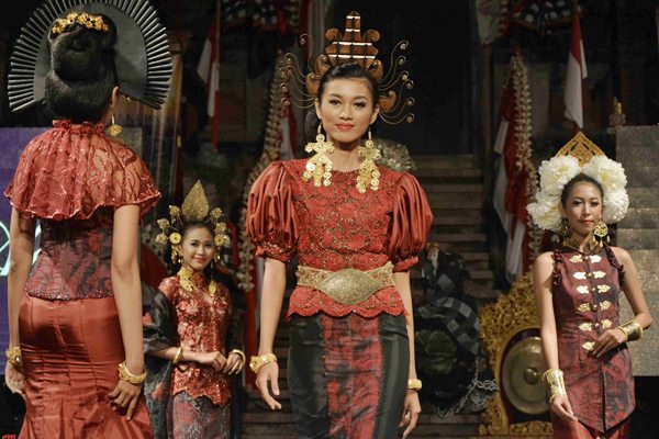  Peragaan Kain Tenun Khas Bali