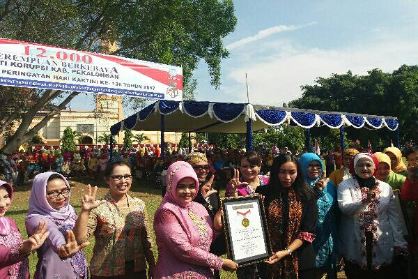  Hadirkan 12.000 Perempuan Berkabaya, Kabupaten Pekalongan Peroleh Penghargaan MURI