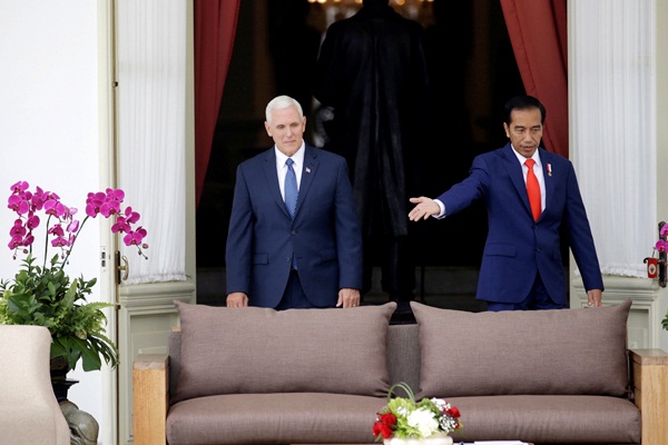 Presiden Joko Widodo (kanan) menunjukkan jalan kepada Wakil Presiden Amerika Serikat Michael R. Pence (Mike Pence) di beranda Istana Merdeka, Jakarta, Kamis (20/4)./REUTERS-Darren Whiteside