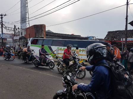  Akibat Rem Blong, Bus Pariwisata Tabrak 2 Warga