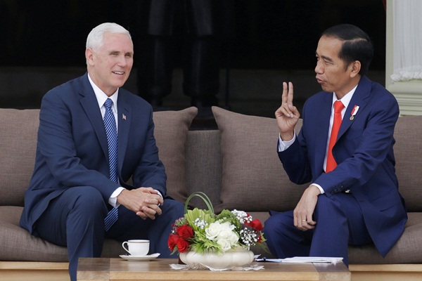 Presiden Joko Widodo (kanan) berbincang dengan Wakil Presiden Amerika Serikat Mike Pence, di beranda Istana Merdeka, Jakarta, Kamis (20/4)./Reuters-Dita Alangkara