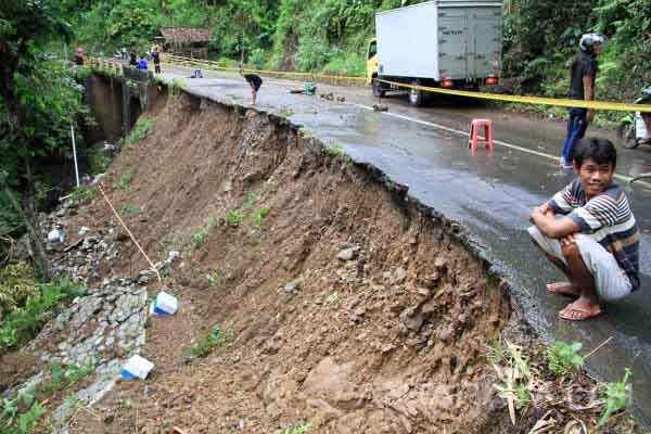  TANAH LONGSOR: Jalan Trenggalek-Ponorogo Ambles 15 Meter