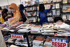  INDUSTRI BUKU, Belanja Pemerintah Bantu Penjualan