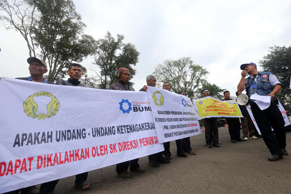  FOTO: Protes SK Direksi DAMRI, FKPDB Unjuk Rasa di Depan Gedung Sate