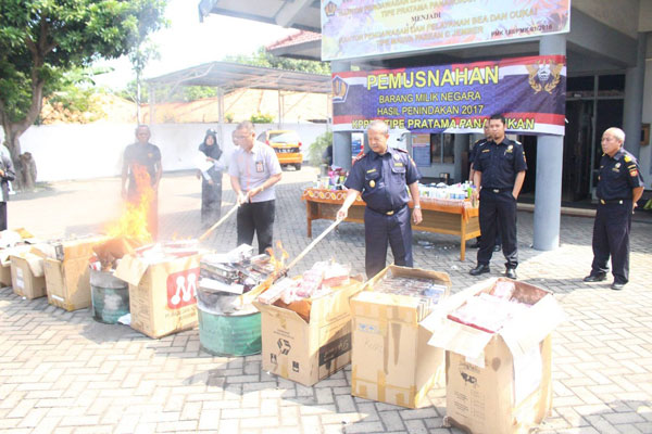  Bersama PT Pos Dan Badan Karantina, Bea Cukai Panarukan Gelar Pemusnahan