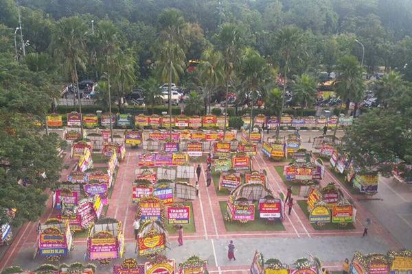  Foto-foto Ahok-Djarot ‘Banjir Bunga’ di Balai Kota DKI