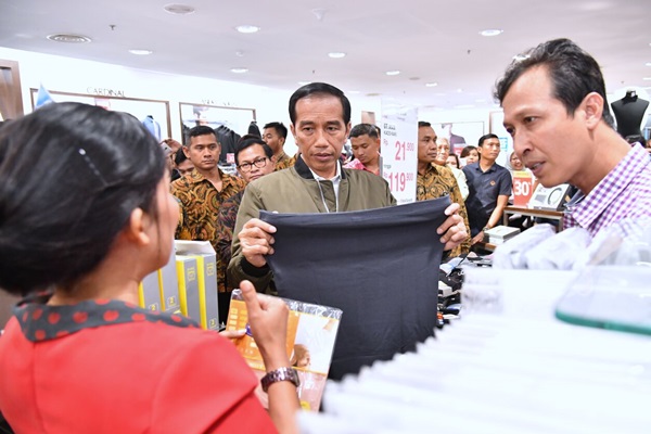 Presiden Joko Widodo memilih-memilih pakaian di Matahari Department Store, Ewalk Mall, Balikpapan, Minggu (4/12)./Bisnis.com-Nadya Kurnia