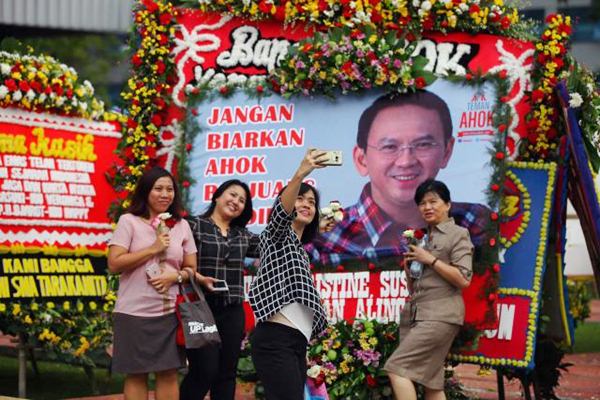  Karangan Bunga Untuk Ahok Banjiri Balai Kota