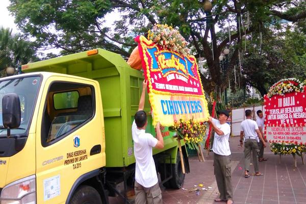  Banjir Bunga di Balai Kota DKI, yang Layu Dipindahkan ke Area Monas