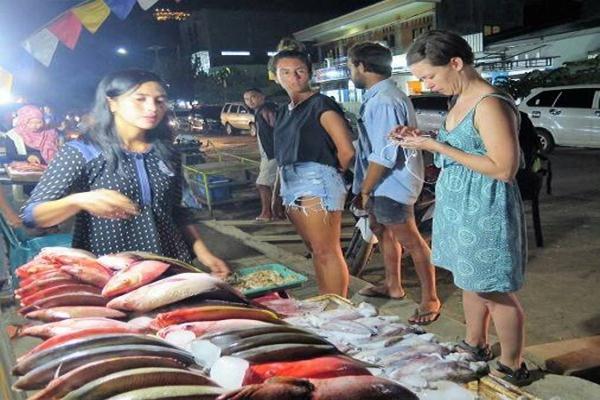  Kumuh &amp; Jalan Rusak Tak Kurangi Minat Turis Wisata Kuliner ke Kampung Ujung