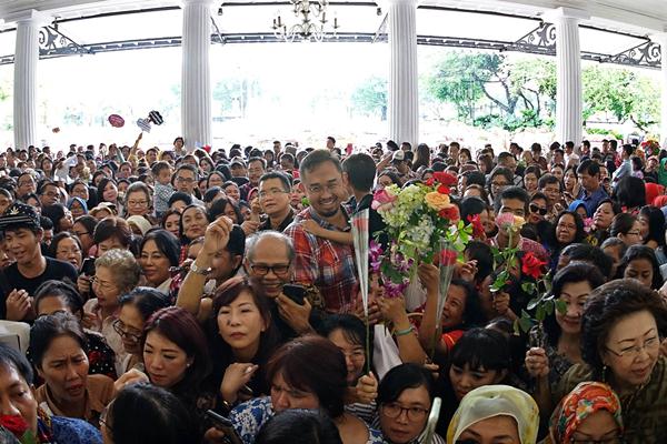  Mau Foto Bersama Ahok? Ada 500 Nomor Antrean