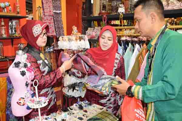  Pontianak Pamer Tenun Insang di Inacraft 2017