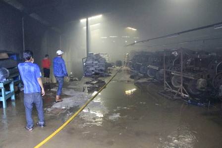  Pabrik Waring Terbakar, Kerugian Ditaksir Rp2 Miliar