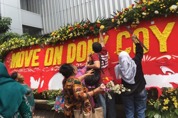  Pendukung Ahok-Djarot Pereteli  Bunga &quot;Dukung Oke Oce&quot;