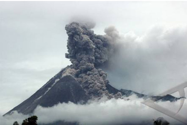  LABUH MERAPI: Ratusan Abdi Dalem Kraton Ikut Ritual