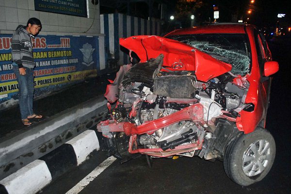  TABRAKAN MAUT CILOTO-PUNCAK: Arus Lalu Lintas Macet Hingga 11 KM