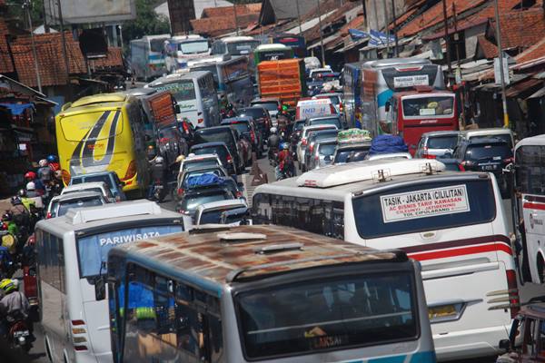  Lalu Lintas Jalur Garut -- Bandung Padat Merayap