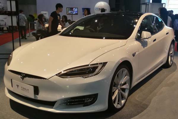  Mobil Listrik Tesla S P100D Ditawarkan Rp4 Miliar Per Unit