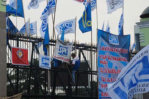  Peringati May Day, Buruh di Garut Gelar Jalan Santai